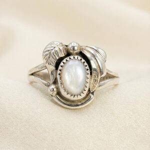 Vintage Sterling Silver Oval Stone Leaf Ring Size 7.5 Nature Motif